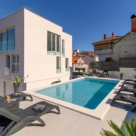 Сasa de vacaciones Luxurioese Ferienvilla Mit Privatem Pool By Interhome *