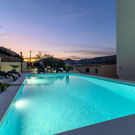 Luxurioese Ferienvilla Mit Privatem Pool By Interhome *