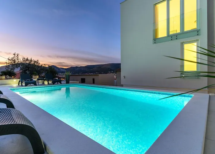 Luxurioese Ferienvilla Mit Privatem Pool By Interhome Nyaraló *