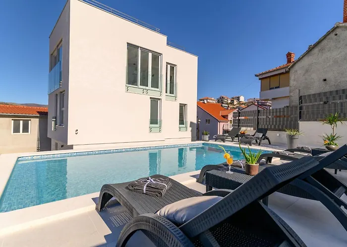 Luxurioese Ferienvilla Mit Privatem Pool By Interhome Trogir